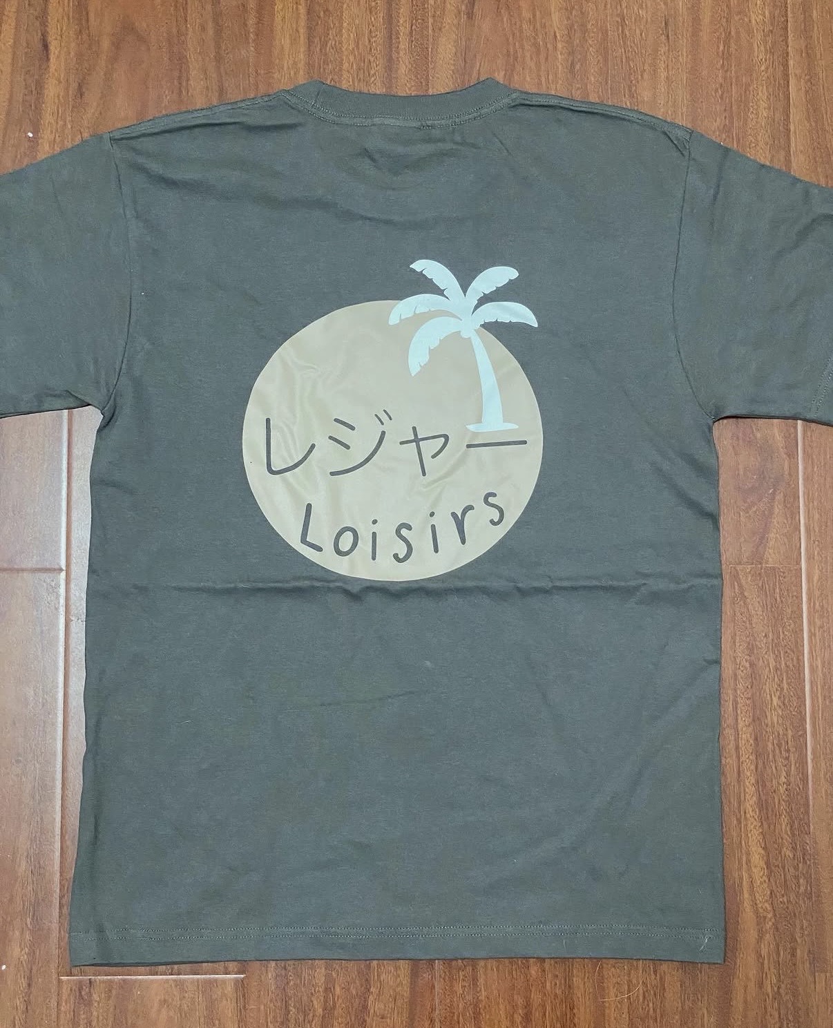 橄欖綠團體 T 恤背面大型圓形三色圖案成品實拍